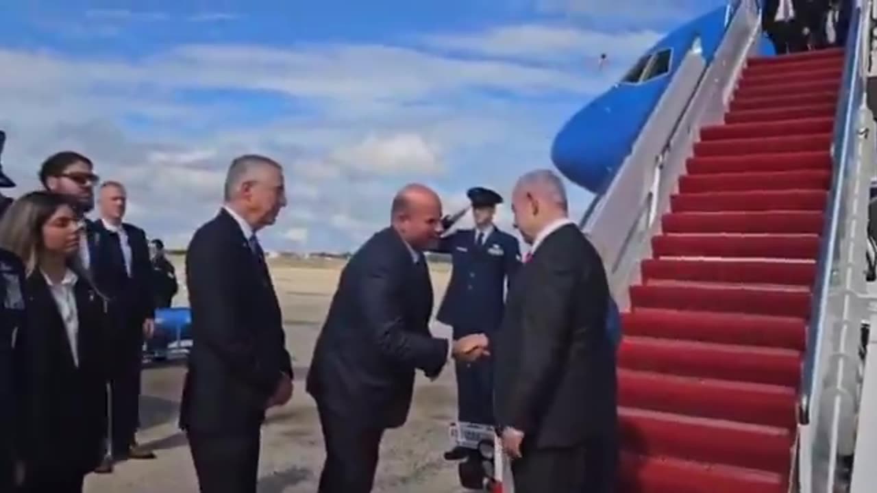 Israeli PM Netanyahu arrives in U.S. 🇮🇱 Biden, Harris, Blinken absent from greeting. 🤷♂️
