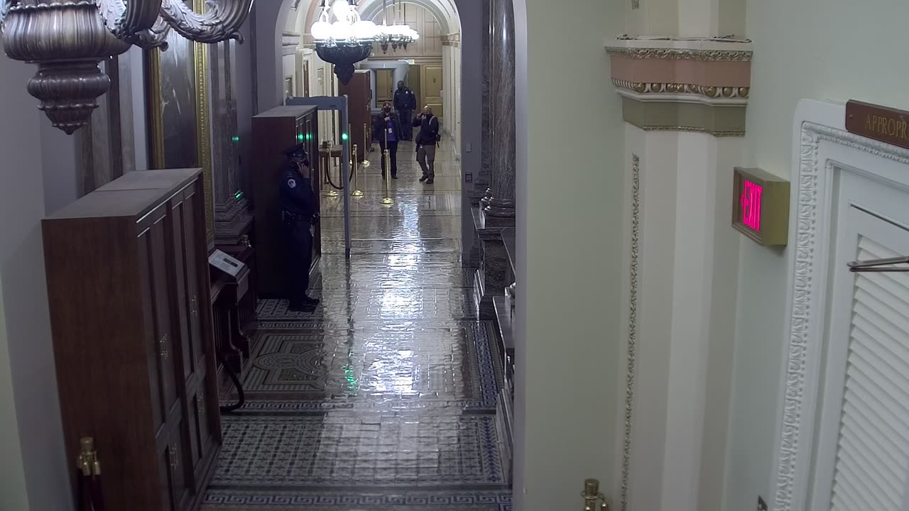 Camera0360USCH03PHouseGalleryWestNearH323_2021-01-06_Starting_at_22h04min02s233ms.mp4