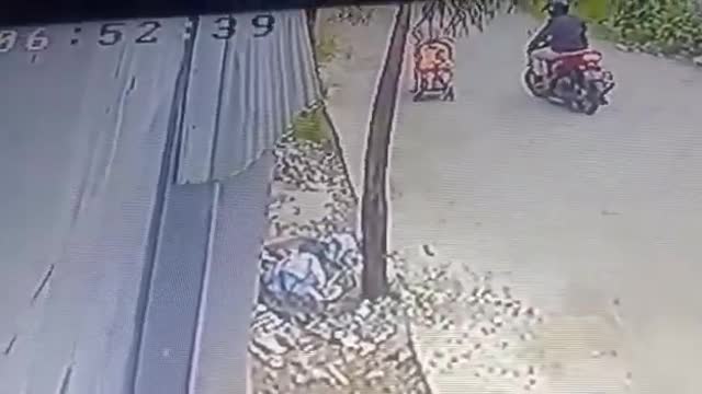 MAN CAUGHT ON CCTV CAMERA WHILE SEXUALLY HARASSING A MOTHER!