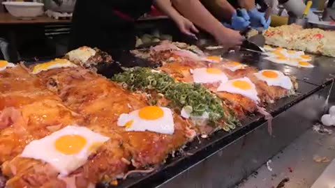 Japanese_Style_Egg_Bacon_Pancakes_-_Japanese_Street_Food