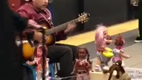 Man sings la bamba in subway with dancing dolls