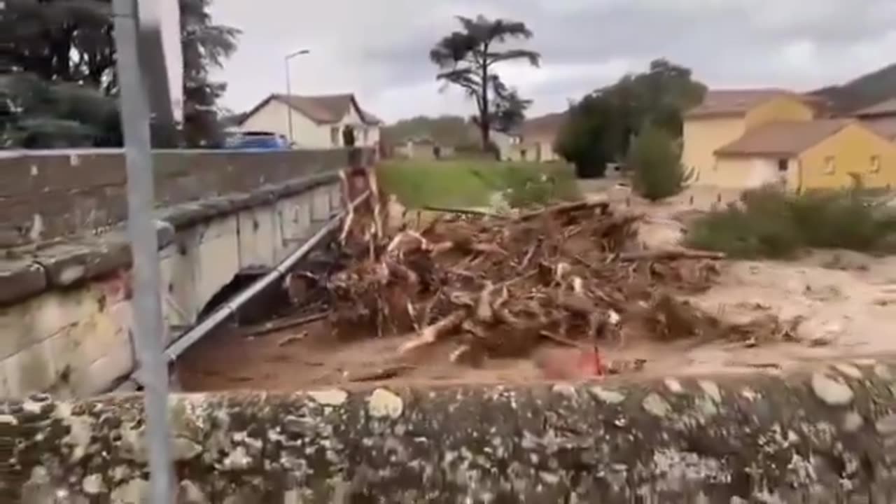 Desbordamiento del caudal en Limomy , Francia