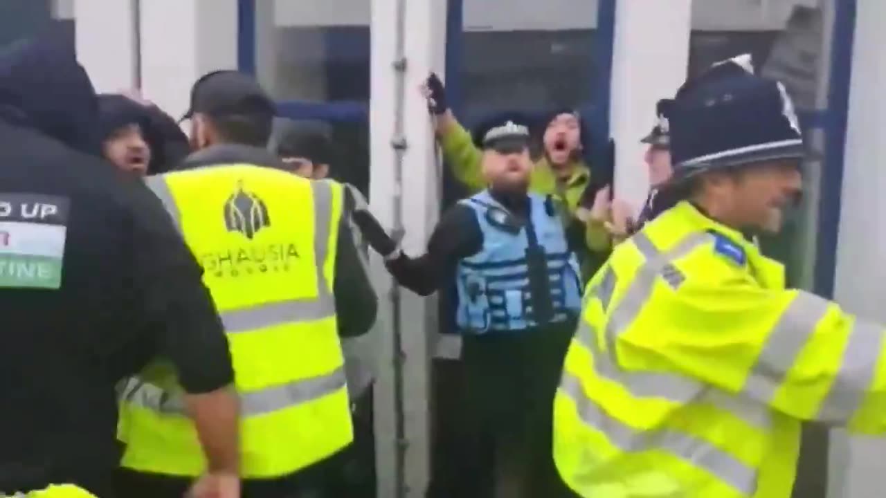 British Citizen gets attacked by Islamic mob