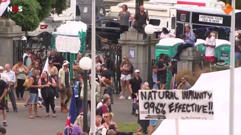 More and More New Zealanders Gather Around Parliament Building