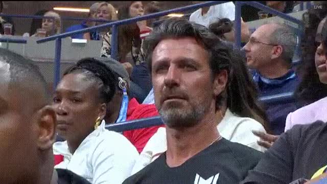 Coach Patrick Mouratoglou caught giving Serena Williams directions