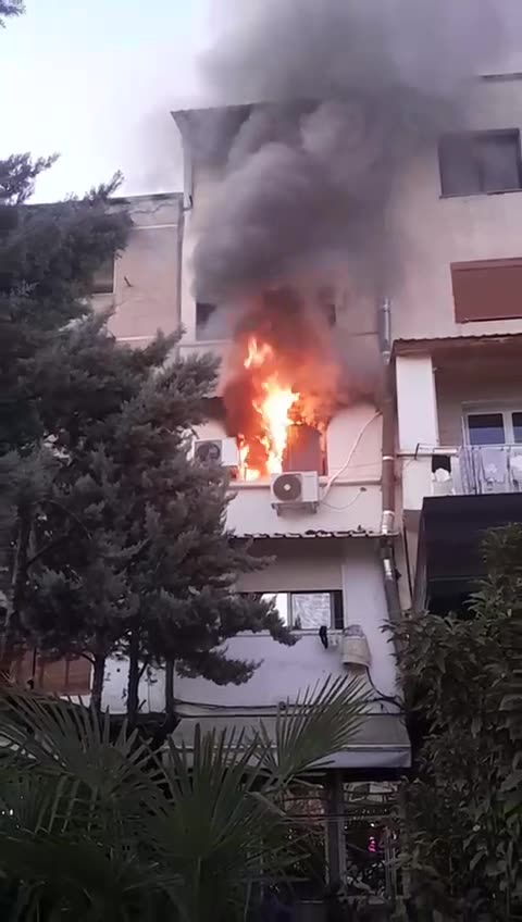 Përfshihet nga flakët apartamenti në Elbasan