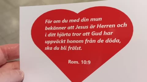 Sprider budskapet om Frälsaren Jesus Kristus.