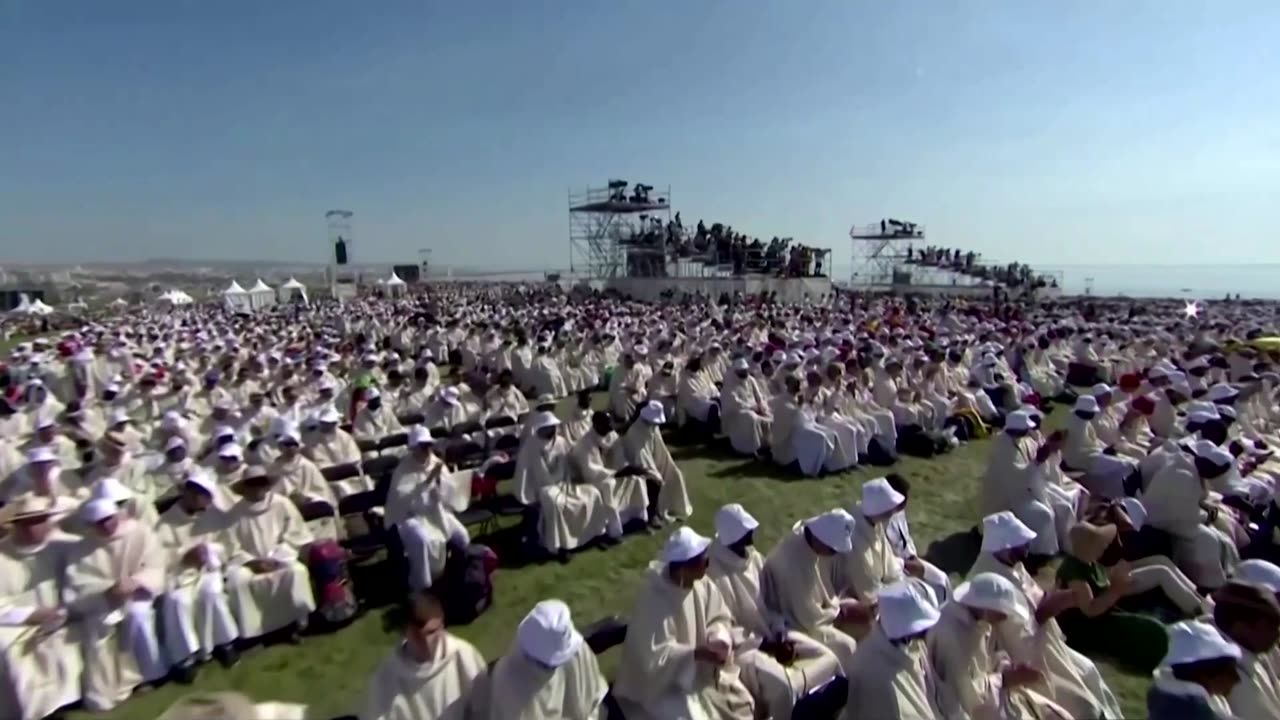 Pope shares 'old man's' dream of peace in Portugal