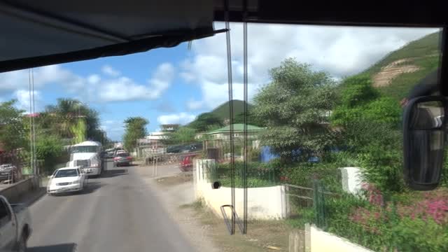 By the French/Dutch Border of Sint Maarten, it is another world, Parlez vour Francais?