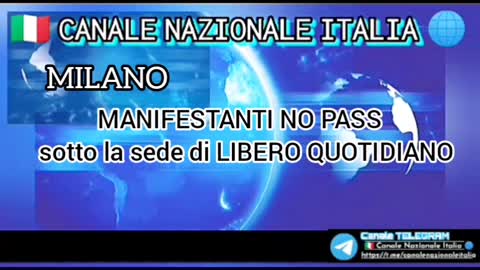 MILANO - Manifestanti NO PASS sotto la sede di LIBERO QUOTIDIANO