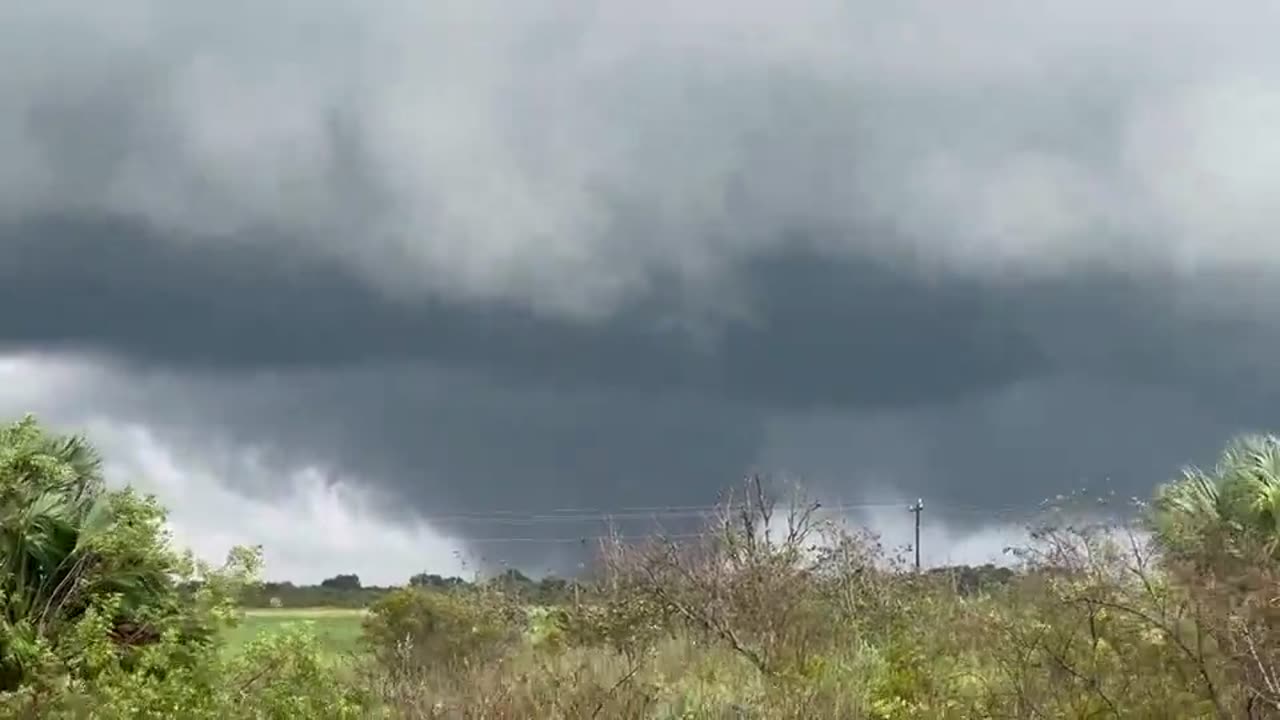 Footage of large tornado in Florida