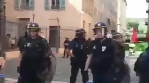 NICE, des policiers ont-ils enlevé leurs casques face aux manifestants?