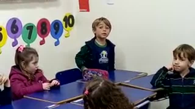 Crianças discutindo política