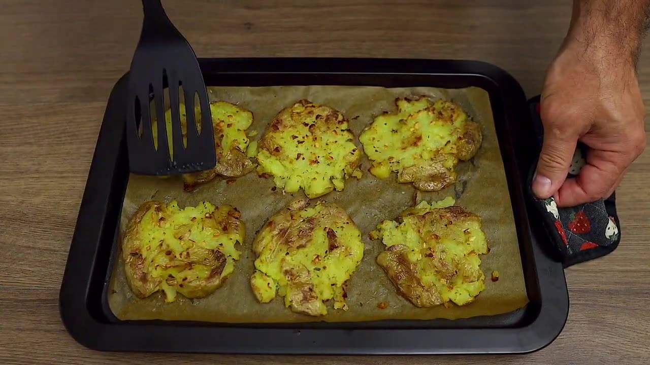 Very simple and delicious! Potatoes with garlic butter in the oven.