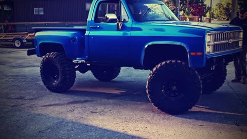 Blue 81 4×4 1/2 ton Chevy Short Box Stepside