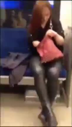 여자가 핸드폰을 움직이니 갑자기 좀비가 되어 으르렁거리며 남자를 공격한다.