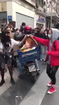 Σκίζουν εικόνα Αγίου στη μέση του δρόμου