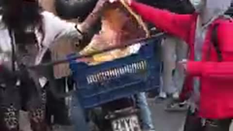 Σκίζουν εικόνα Αγίου στη μέση του δρόμου