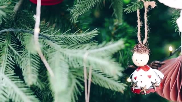 Very Satisfying video of Christmas Tree