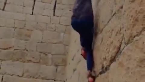 Man climbs ancient wall in 10 seconds🧗‍♀️🌟