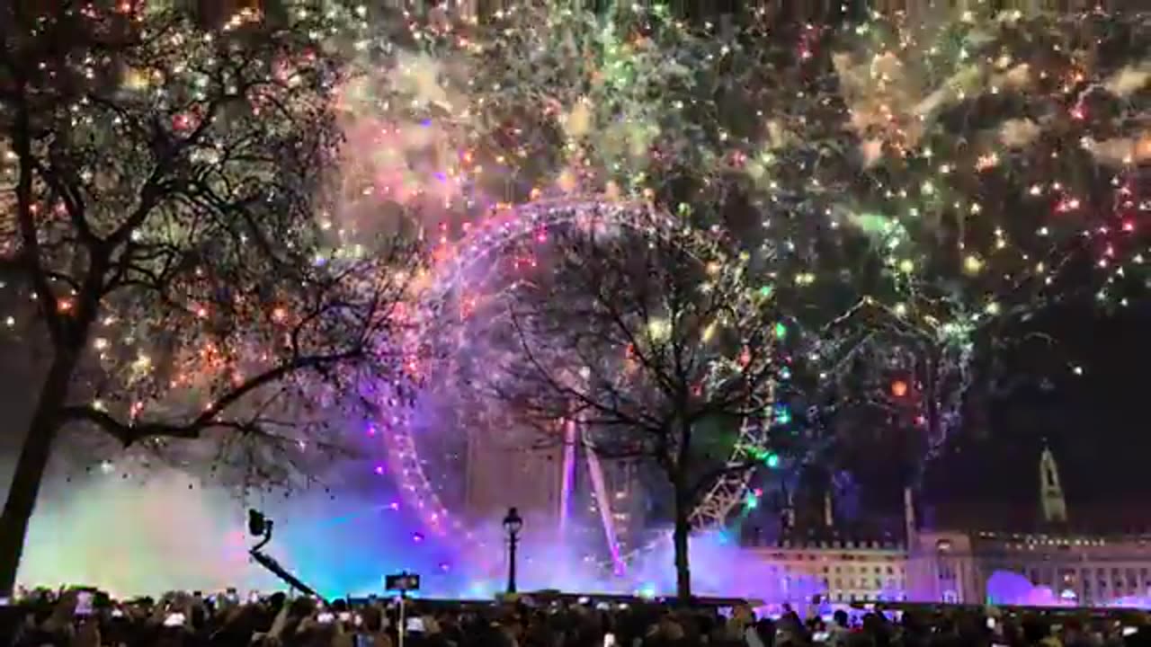 London Eye New Years Eve Fireworks 2024 in 4K HDR