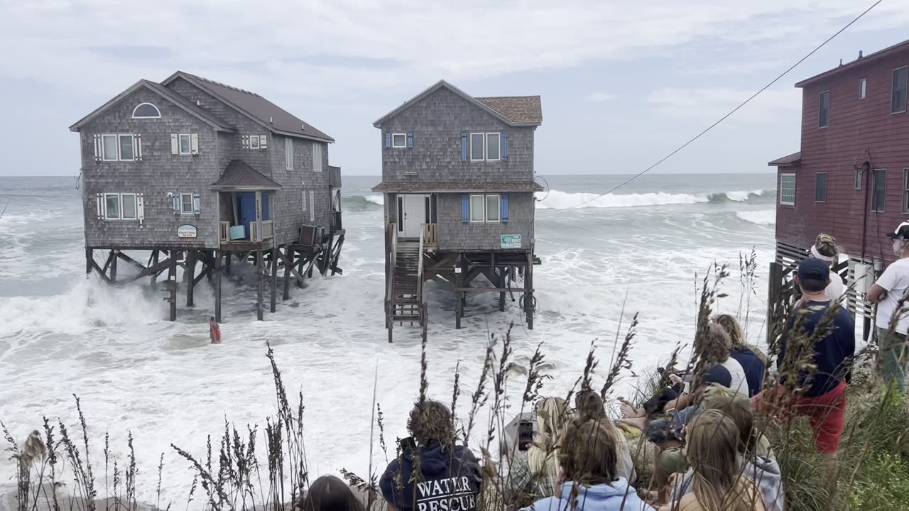 Beach House Collapses in Rodanthe, North Carolina