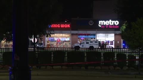 Escaped Mississippi inmate barricaded in Chicago restaurant near United Center; in standoff with U.S