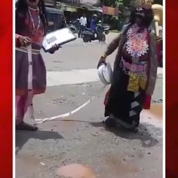 రోడ్డుపై గుంతలు.. యముడొచ్చాడు! #karnatakanews #udipi #roads #viral #video | FBTV NEWS