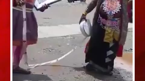 రోడ్డుపై గుంతలు.. యముడొచ్చాడు! #karnatakanews #udipi #roads #viral #video | FBTV NEWS