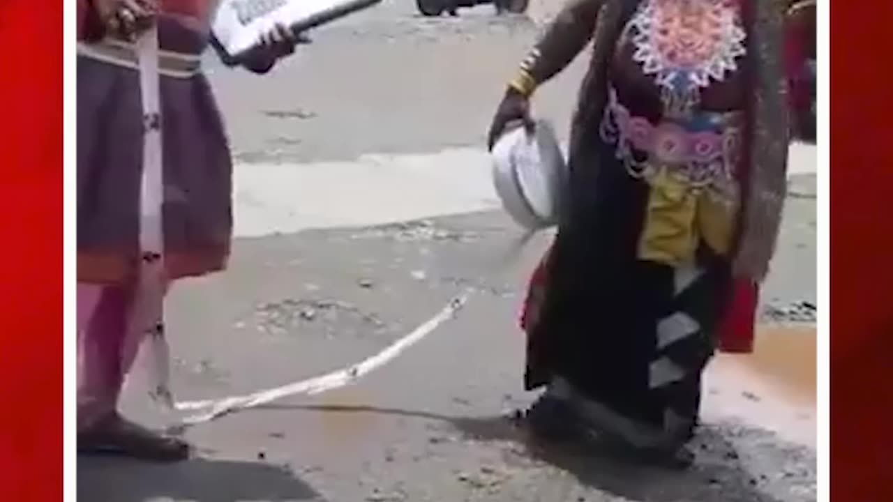 రోడ్డుపై గుంతలు.. యముడొచ్చాడు! #karnatakanews #udipi #roads #viral #video | FBTV NEWS