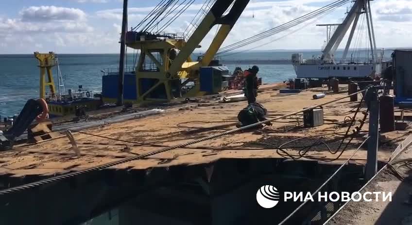 Dismantling of damaged fragments of the Crimean bridge.