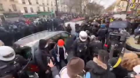 Paris between the people against vaccine passports