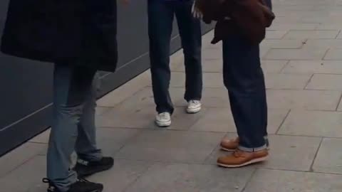 📍Dublin Migrant steals from Chinese tourists and tries to flee the scene before