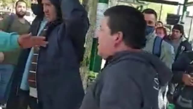 Asi se vio la discusión de un automovilista con un chofer de la linea 164 en Monte Grande