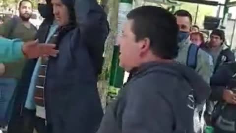 Asi se vio la discusión de un automovilista con un chofer de la linea 164 en Monte Grande