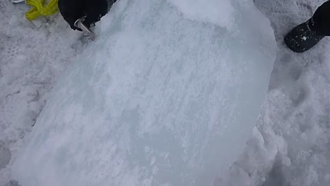 Removing blocks of ice from water, Svea 2015