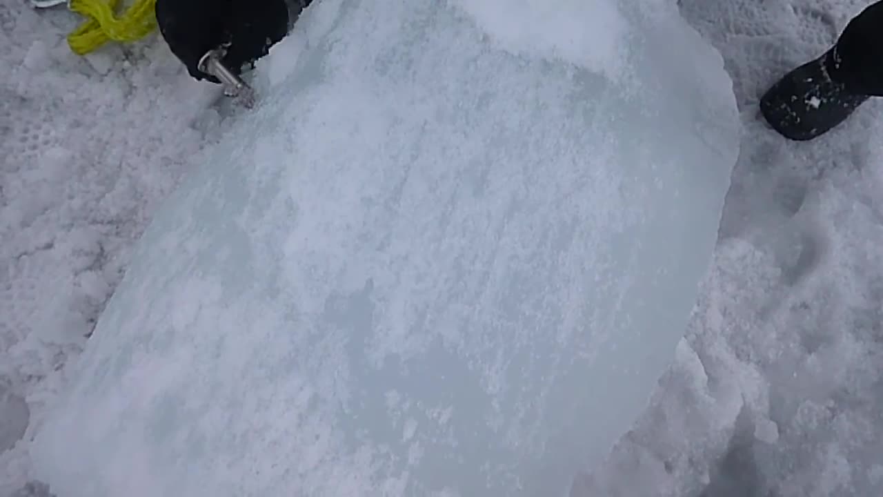 Removing blocks of ice from water, Svea 2015