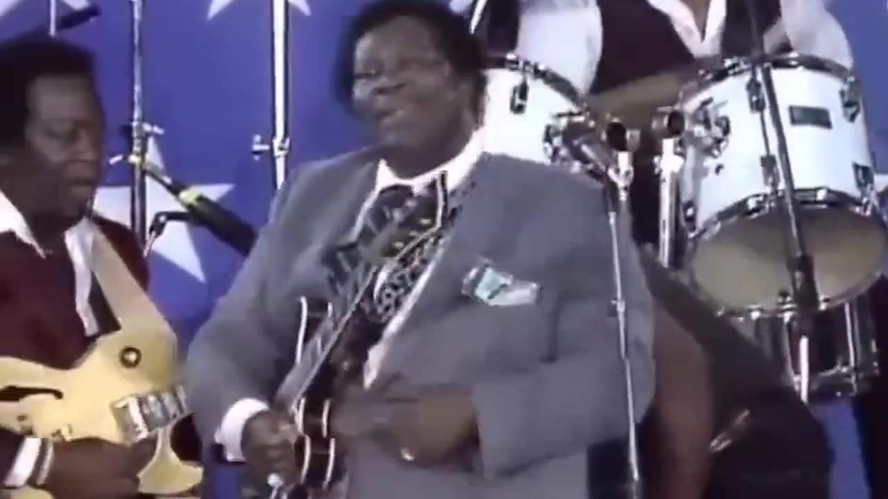 BB King breaks a guitar string mid-song and handle