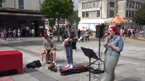 Hanna Lou Read and friends. Busking the Ocean City Plymouth 2022