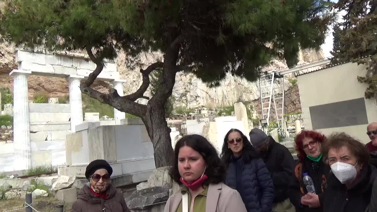 βόρειο κλίτος της ακροπόλεως 6 με τον Νῖκο Μωραϊτάκη Ἀρχαιολόγο MAH05888