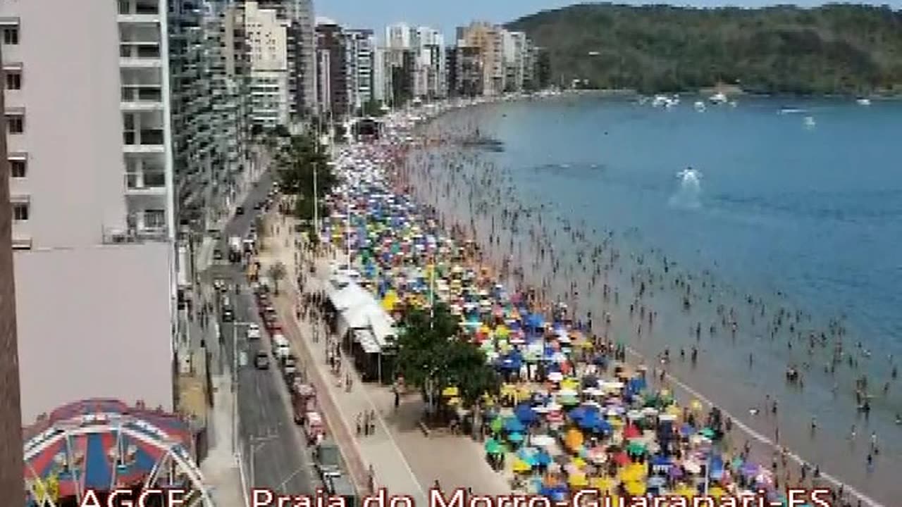 Imagem da Praia do Morro na Cidade de Guarapari-ES-Brasil, lotado de veranistas de todos os lugares.