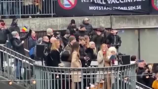 Sandra Wigren från partiet MoD avslutar demonstrationen i Stockholm den 22 januari 2022