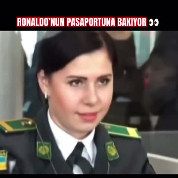 🔥Cristiano Ronaldo’nun Pasaportunu Kontrol Eden Görevlinin Bakışı!