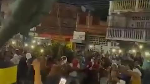 🚨 URGENT: In Mariara, Carabobo state, Venezuelans demolish a statue of the tyrant Hugo Chávez