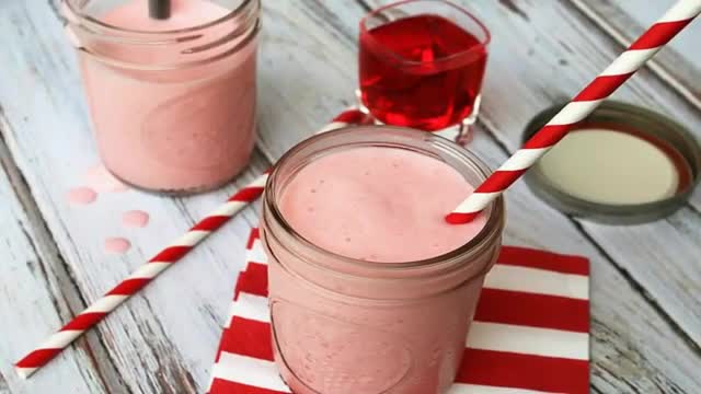 Keto Diet Recipes: McKeto Strawberry Milkshake