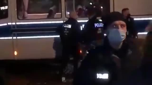 ❗FRAU WIRD IM POLIZEIWAGEN GESCHLAGEN - Berlin, 03.01.22
