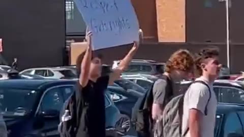 Protest gegen Jungen,die Mädchentoiletten benutzen.Alleine der Fakt...