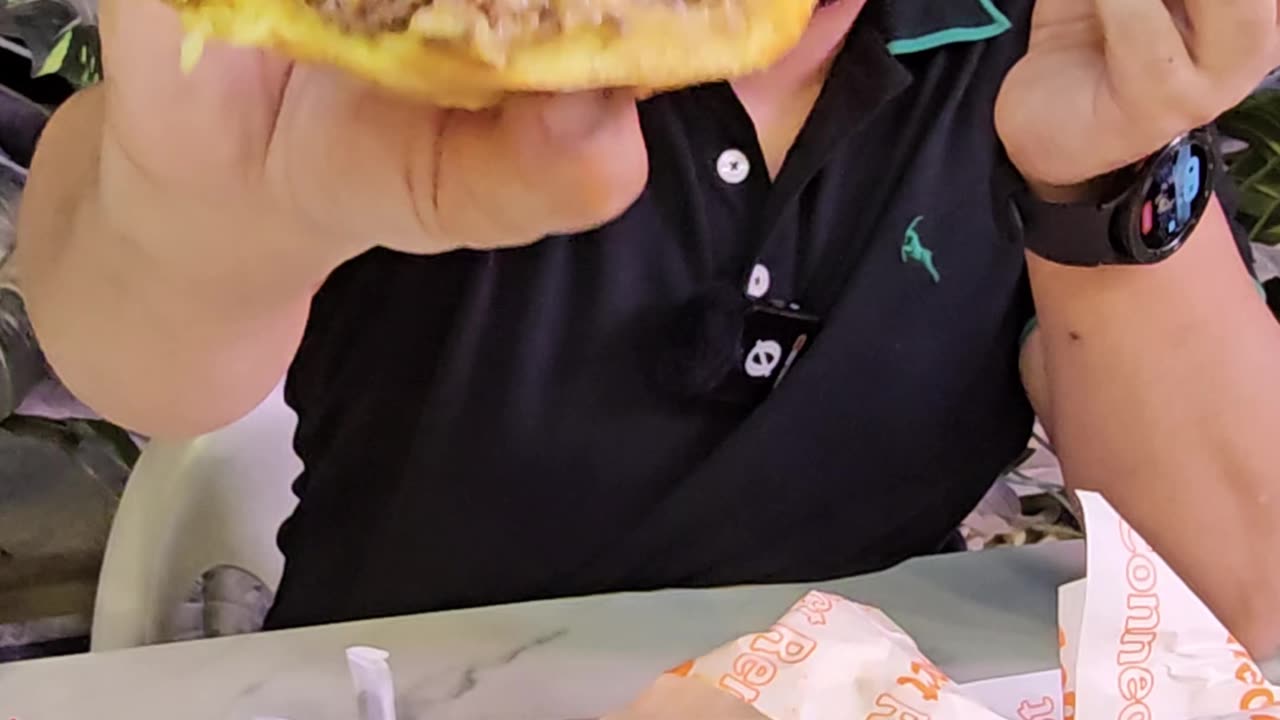 Hidden Gem in Sharjah | AED 10 Menu | Cheapest Smashed Beef & Nashville Chicken Burgers Review [4K]