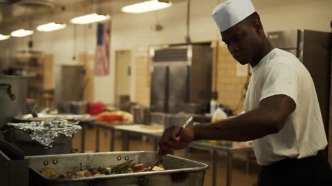 What goes into preparing a thanksgiving meal at the old guard