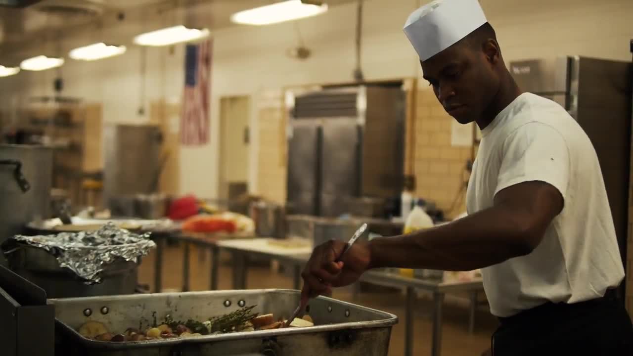 What goes into preparing a thanksgiving meal at the old guard